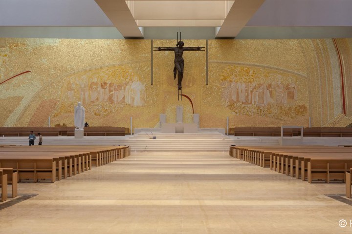 a wooden bench sitting in front of a building