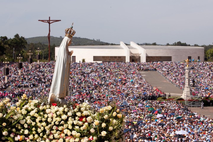a large crowd of people